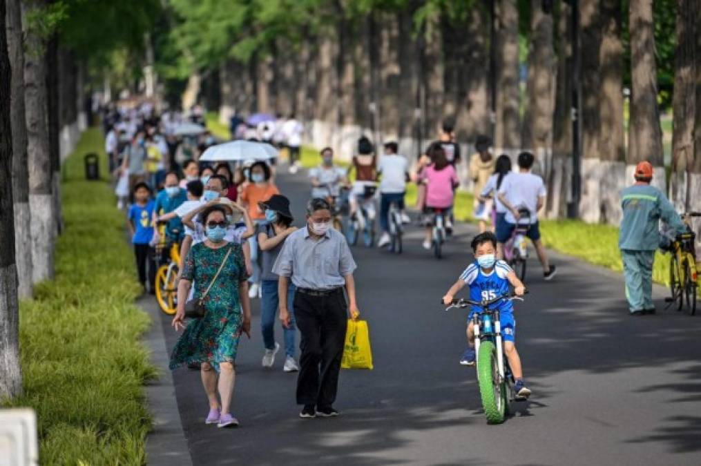 Bodas, paseos y diversión: la vida vuelve despacio a Wuhan (FOTOS)