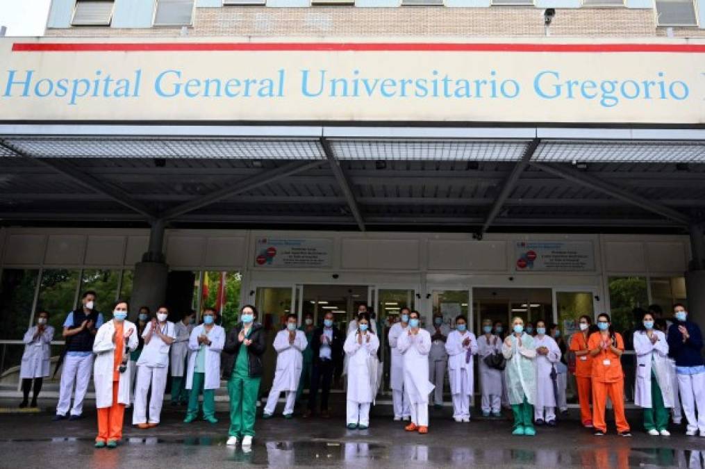 Imágenes: Médicos españoles homenajean compañeros fallecidos por coronavirus