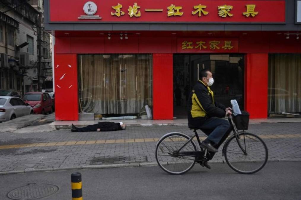 FOTOS: Hombre cayó fulminado en plena calle de Wuhan por coronavirus