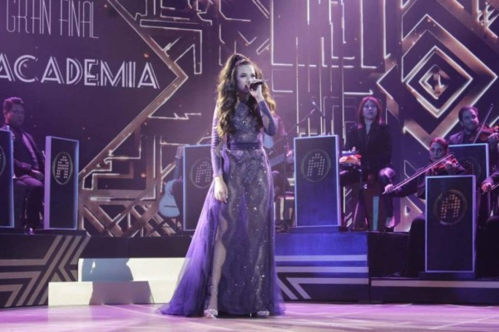 FOTOS: Angie Flores lució elegante y esbelta en la gran final de La Academia