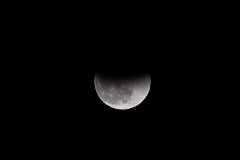 ¡Espectacular! Así se vio el eclipse lunar más largo del siglo en el mundo