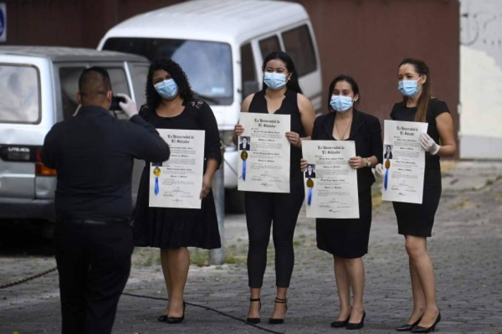 FOTOS: Médicos que lucharán contra el Covid-19 reciben título en El Salvador