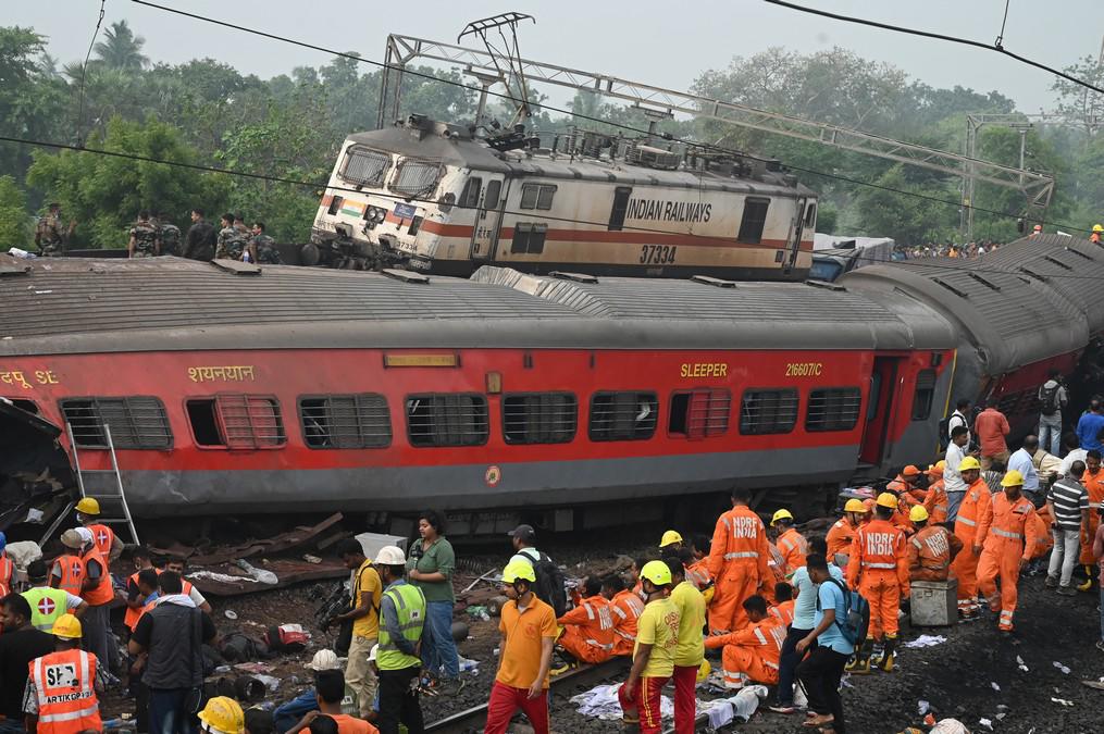 Las impactantes imágenes de los vagones destrozados y cadáveres junto a las vías tras accidente de trenes en India