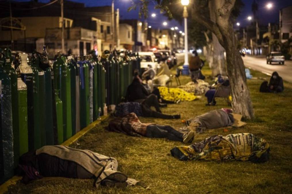 Las imágenes de la impactante escasez de oxígeno para pacientes covid-19 en Perú