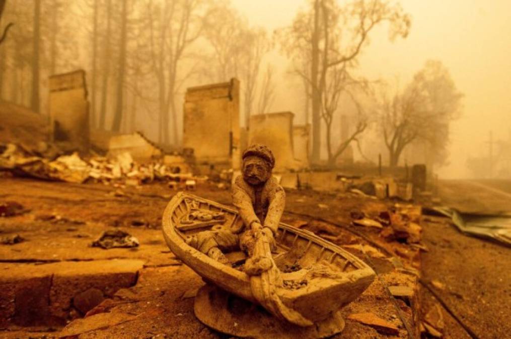 Cenizas, humo y estructuras carbonizadas: Incendio en California sigue creciendo (FOTOS)