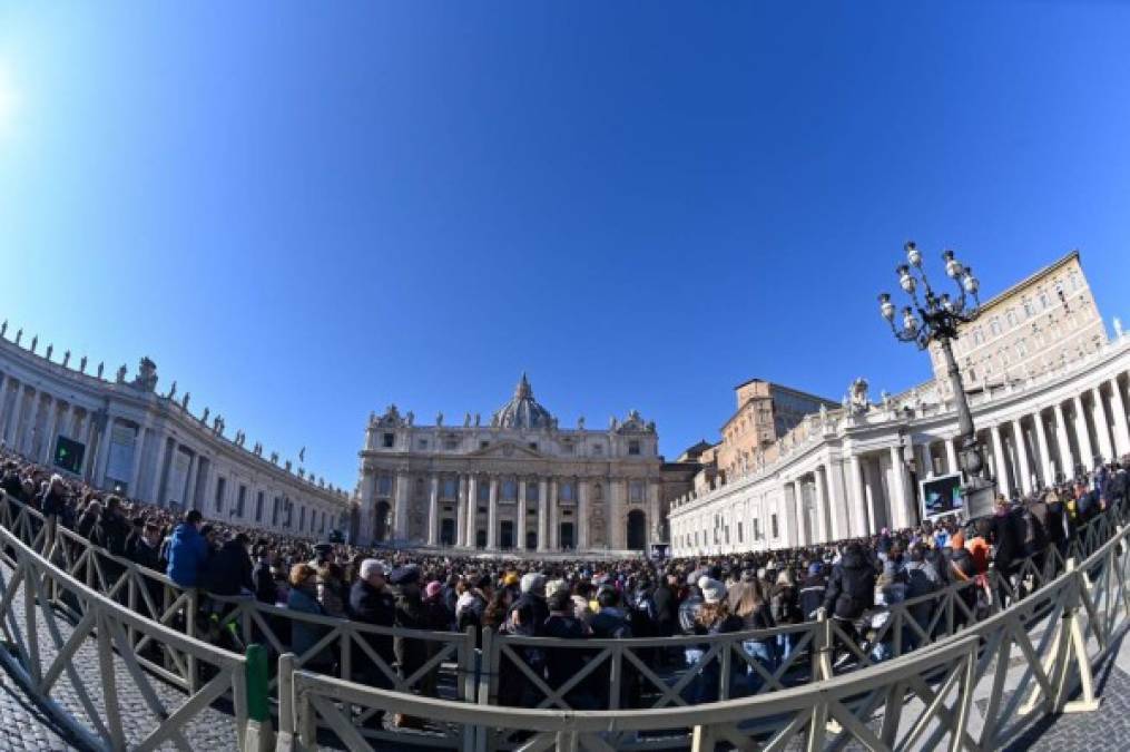 FOTOS: Bastante molesto, el Papa logra zafarse de mujer golpeándole el antebrazo