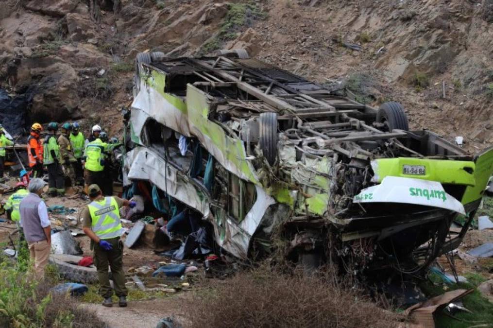 Tristes imágenes de la escena del accidente de bus en el norte de Chile que deja 20 muertos