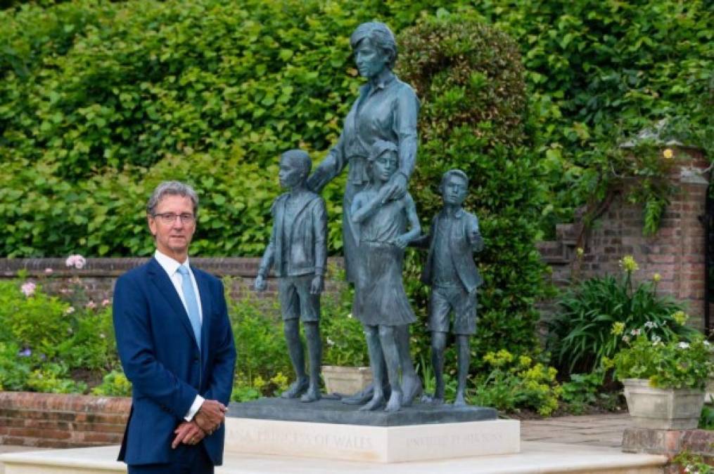 Así es la estatua de Lady Di develada en honor a su 60 aniversario (FOTOS)