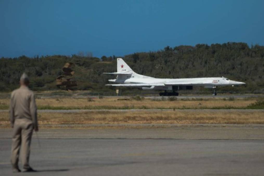 FOTOS: Los cuatro bombarderos que Rusia envió a Venezuela para defensa