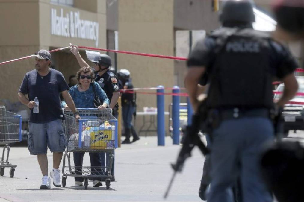 FOTOS: Desconsuelo, lágrimas y dolor entre los familiares de las víctimas de la masacre en un centro comercial de El Paso, Texas