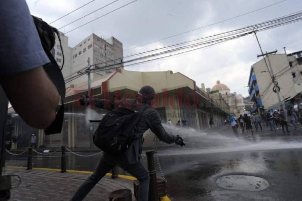 FOTOS: La capital, epicentro de caóticas escenas durante violentas protestas