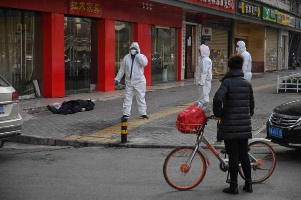 FOTOS: Hombre cayó fulminado en plena calle de Wuhan por coronavirus