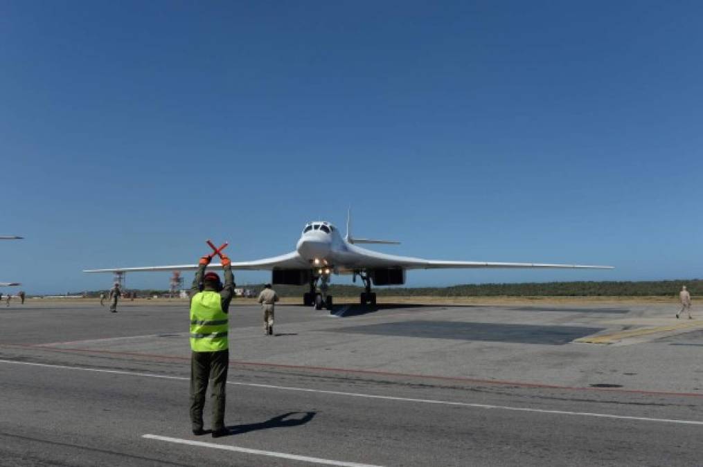 FOTOS: Los cuatro bombarderos que Rusia envió a Venezuela para defensa