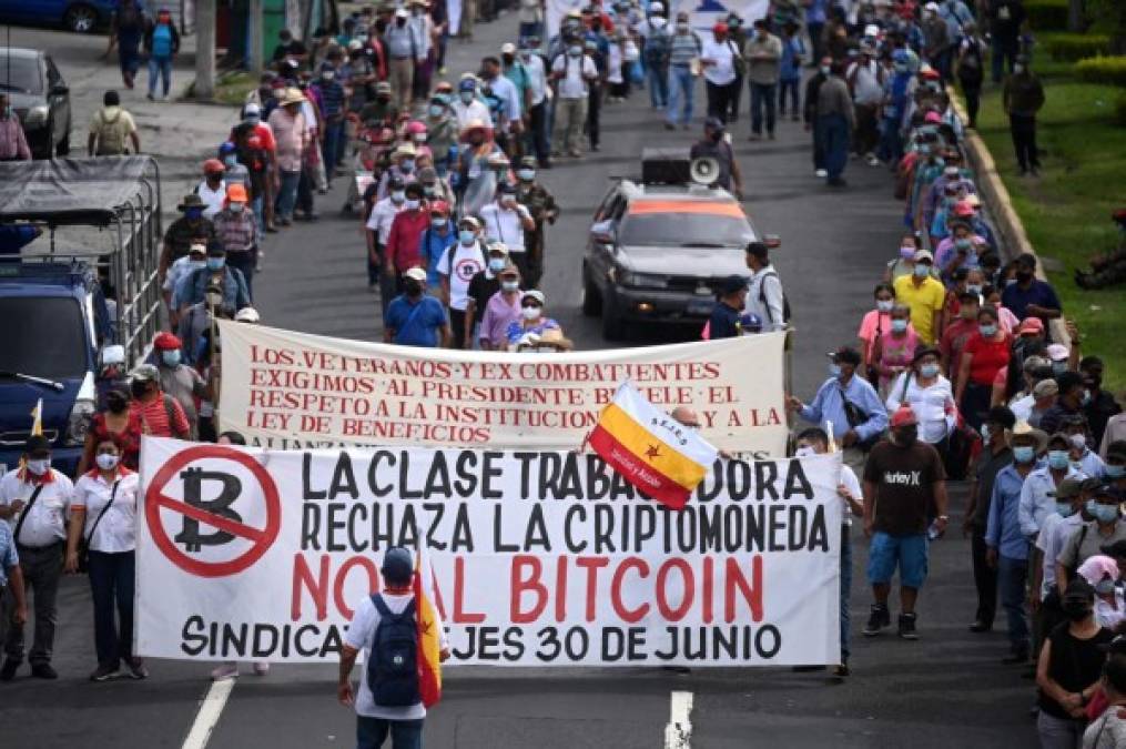 Veteranos del ejército salvadoreño protestan contra el uso del bitcoin