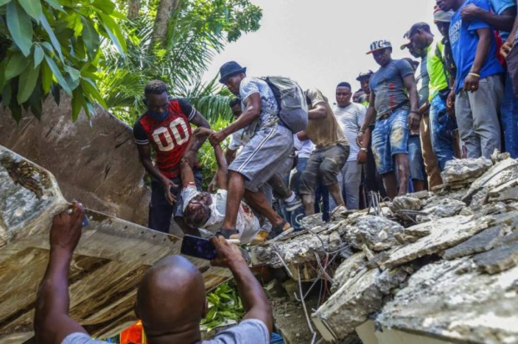 'Escuché gritos de dolor en todas partes': Sobrevivientes narran sismo en Haití