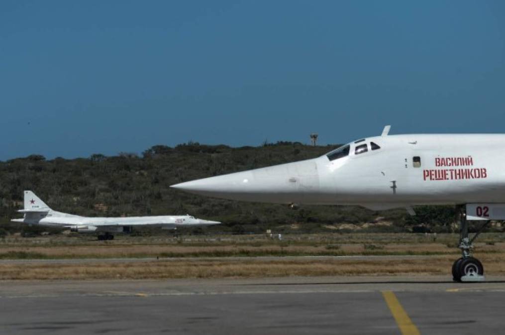 FOTOS: Los cuatro bombarderos que Rusia envió a Venezuela para defensa