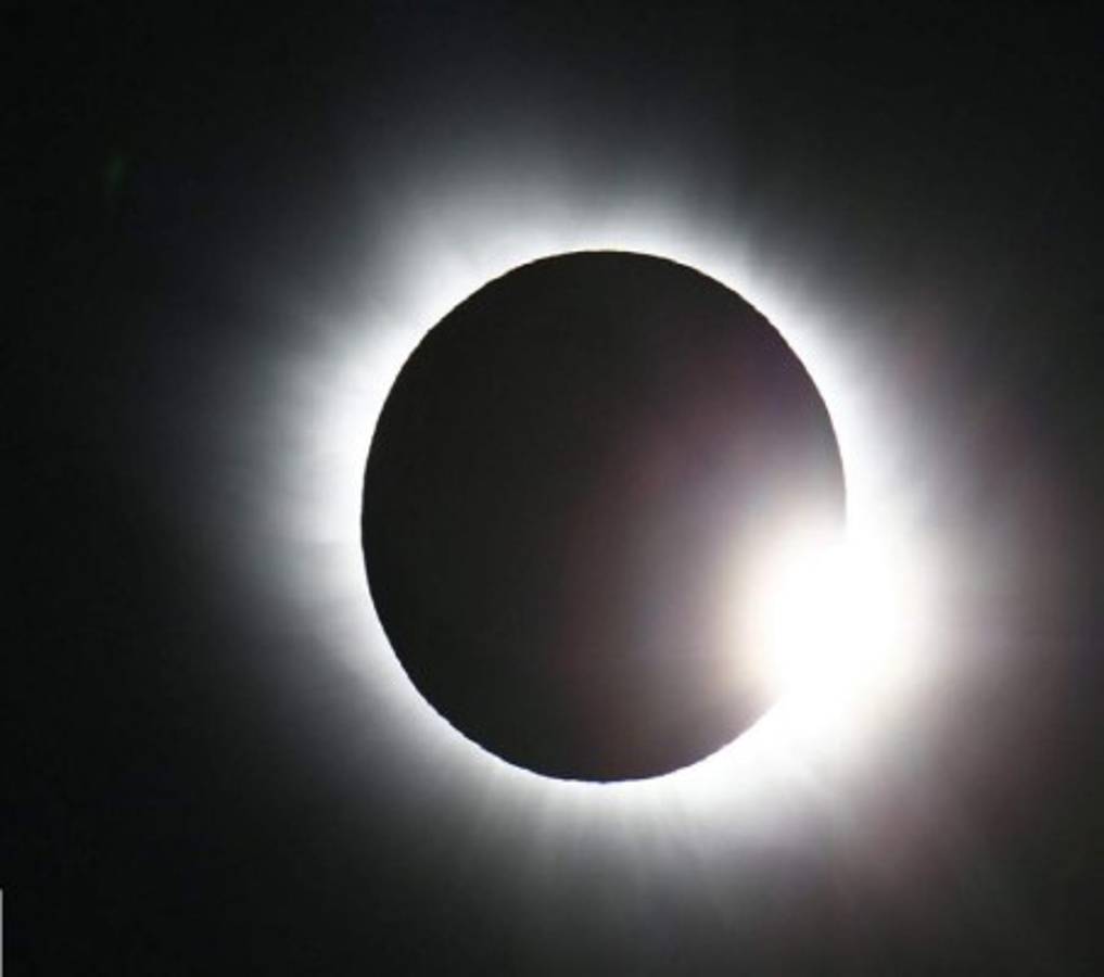 Un eclipse total brilla sobre las islas árticas de Svalbard