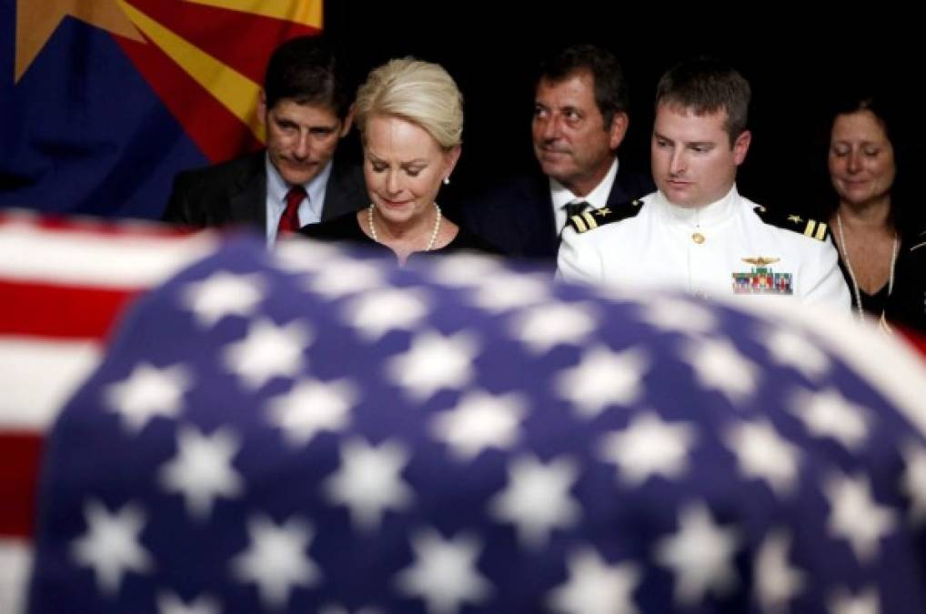 Las desgarradoras imágenes de la esposa e hija de John McCain en su funeral