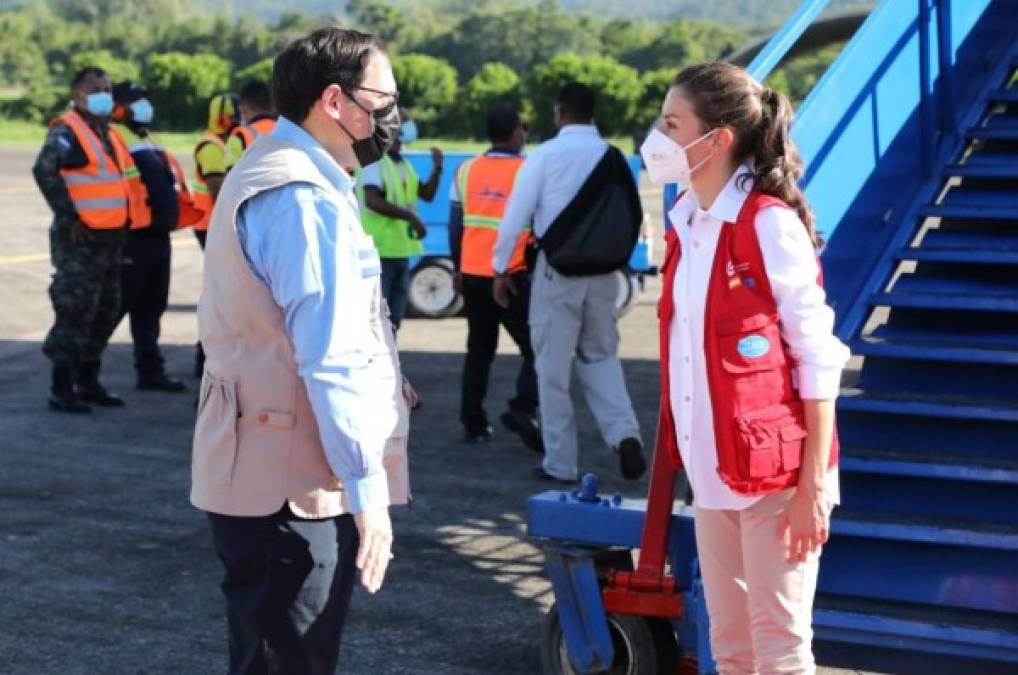 La bienvenida a la reina Letizia antes de visitar zonas devastadas (FOTOS)