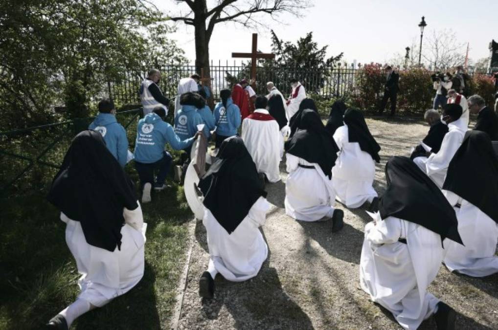 Limitado por el coronavirus, el mundo conmemora el Vía Crucis (FOTOS)