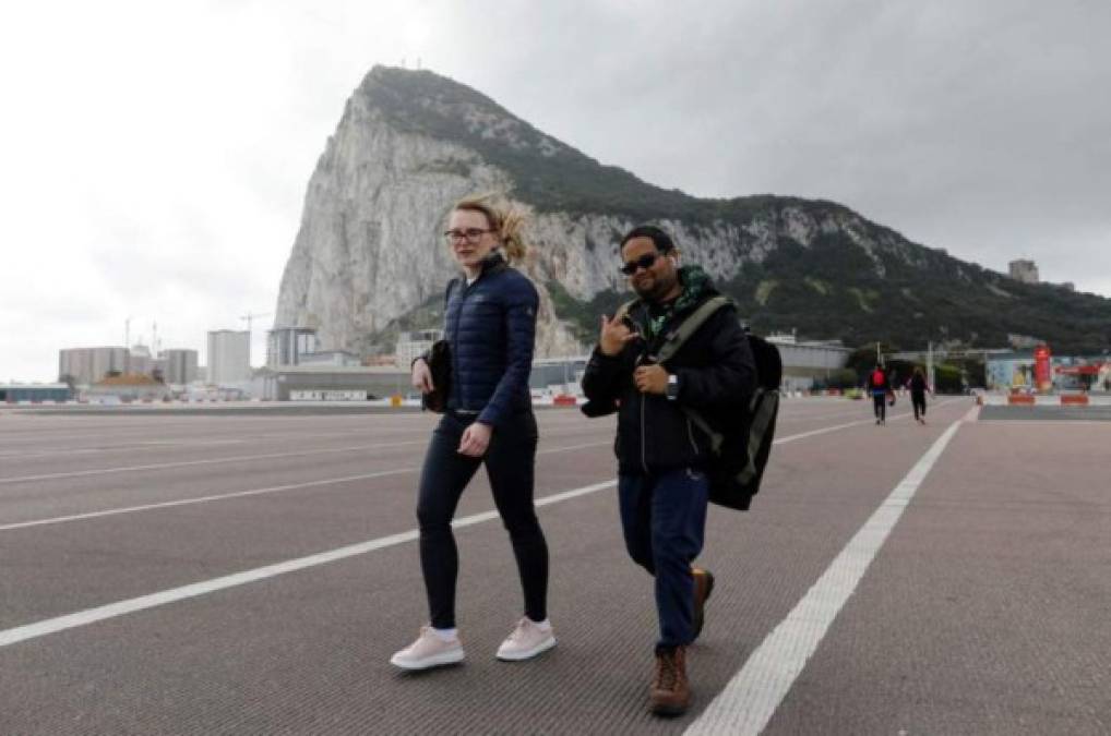 FOTOS: En Gibraltar se despiden de las mascarillas y disfrutan vacunación masiva