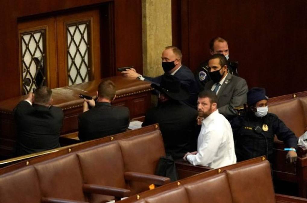 Invadieron escritorios y flamearon la bandera confederada: el caos en el Capitolio