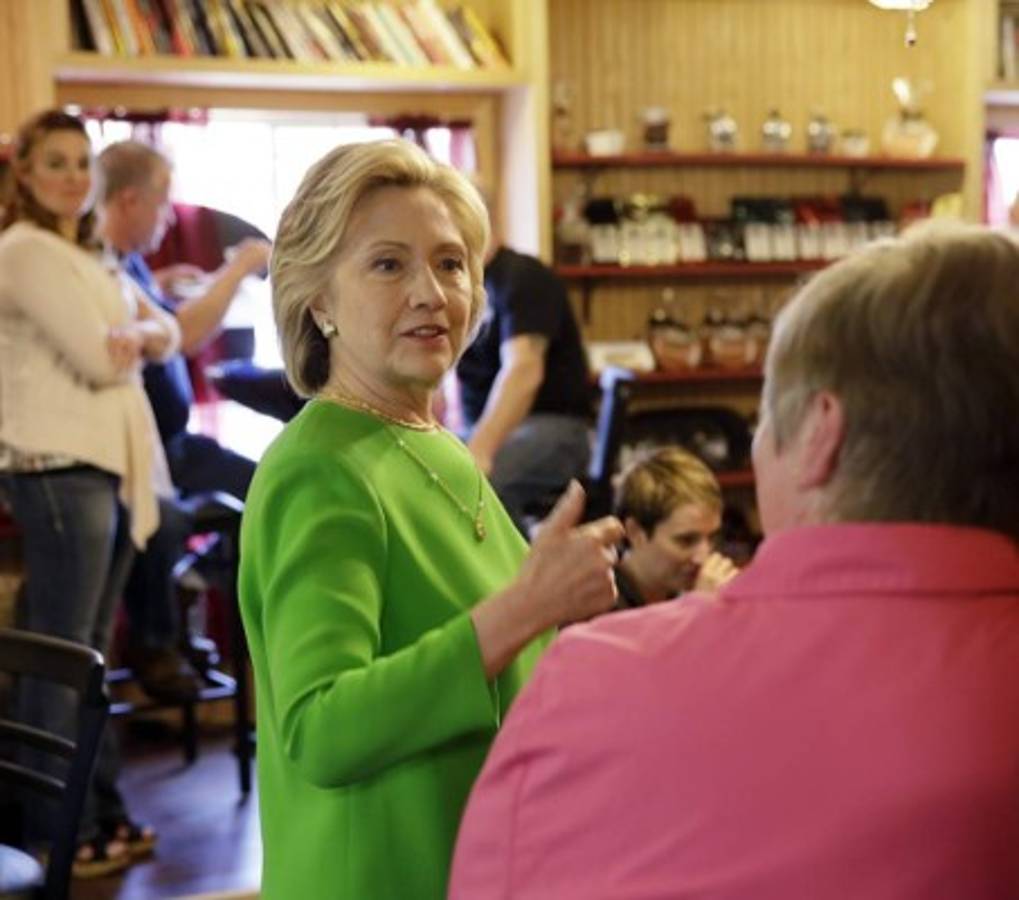 Clinton inicia su campaña con pequeñas citas locales