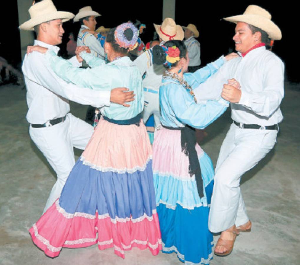 Gente que vive el folclore hondureño