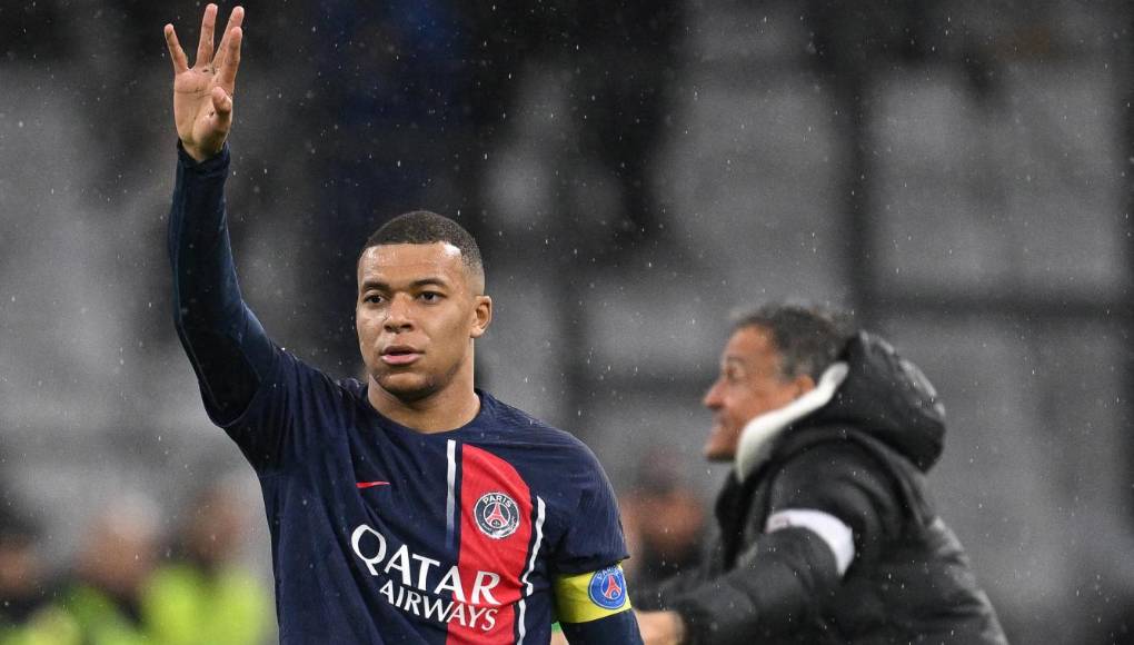 Mbappé no dirige la palabra ni voltea a ver a Luis Enrique luego de sustituirlo en triunfo de PSG