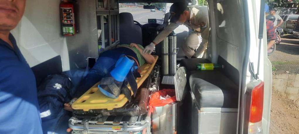 Difícil rescate de familia que se accidentó en Santa Cruz de Yojoa