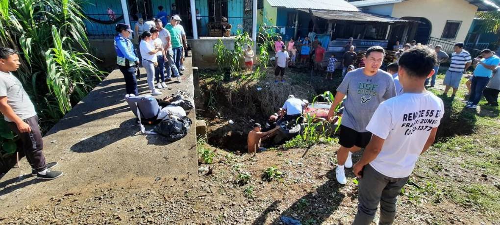 Difícil rescate de familia que se accidentó en Santa Cruz de Yojoa