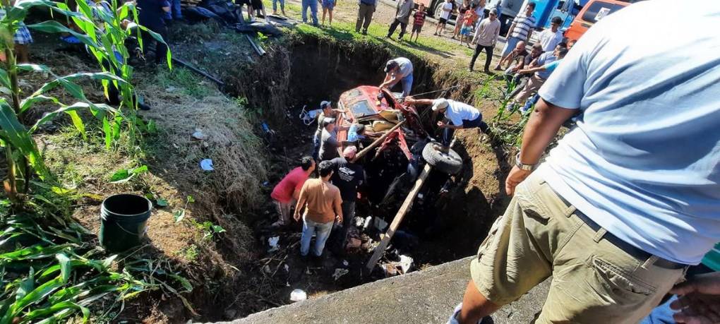 Difícil rescate de familia que se accidentó en Santa Cruz de Yojoa