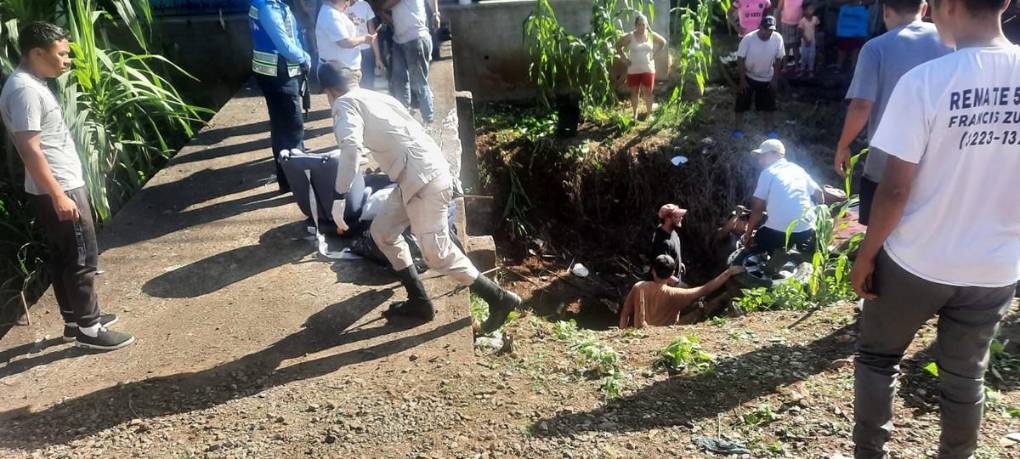 Difícil rescate de familia que se accidentó en Santa Cruz de Yojoa