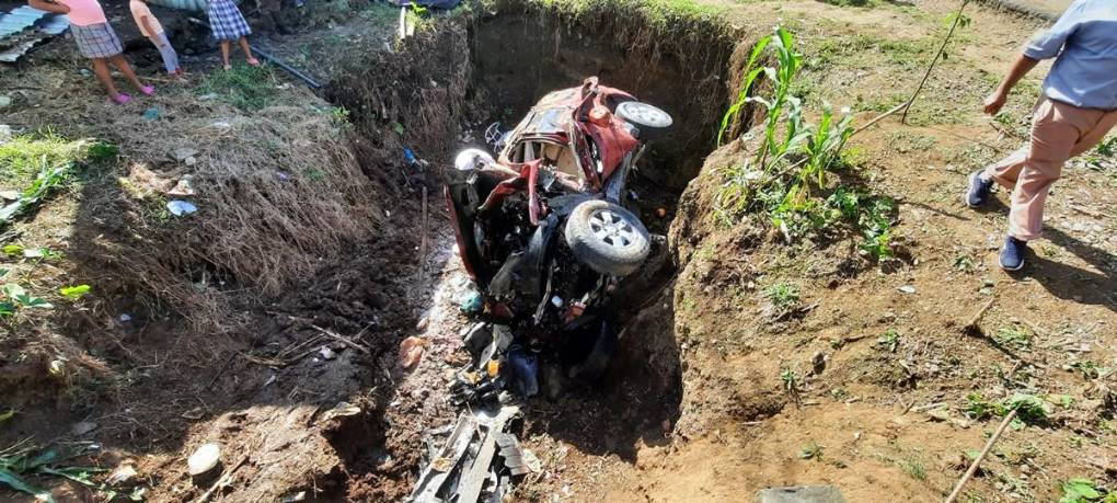 Difícil rescate de familia que se accidentó en Santa Cruz de Yojoa