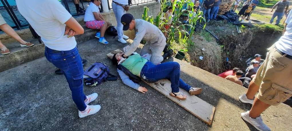 Difícil rescate de familia que se accidentó en Santa Cruz de Yojoa