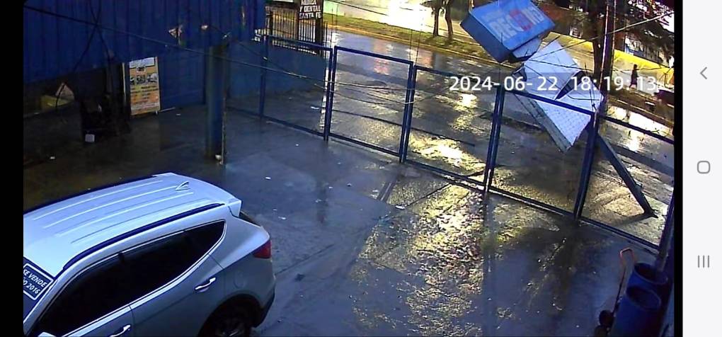 Calles inundadas, autos atrapados y daños por lluvias en la capital