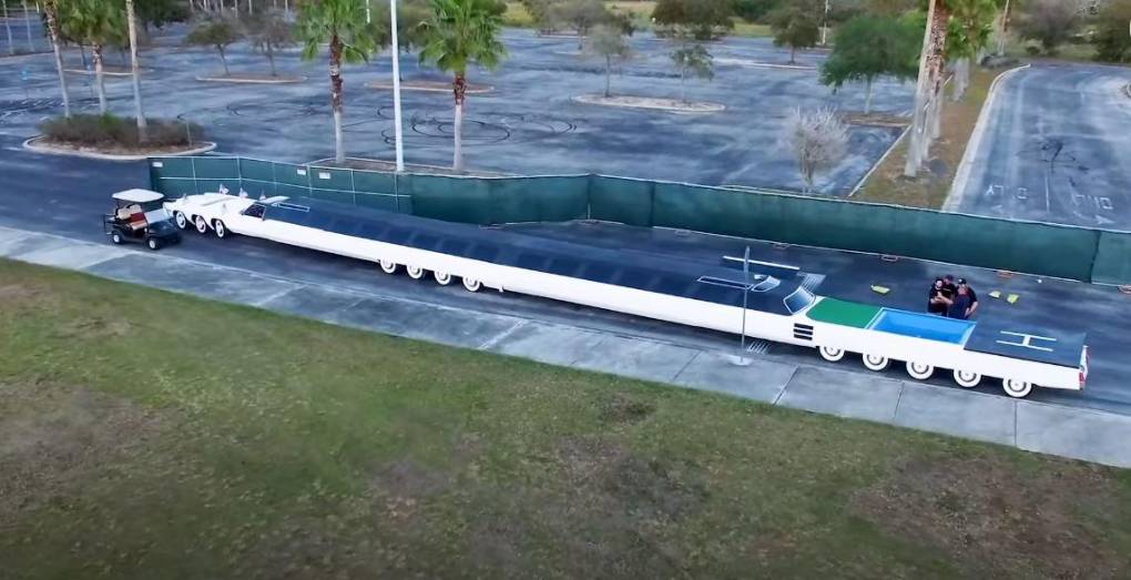 24 ruedas, piscina y helipuerto, así es el auto más largo del mundo