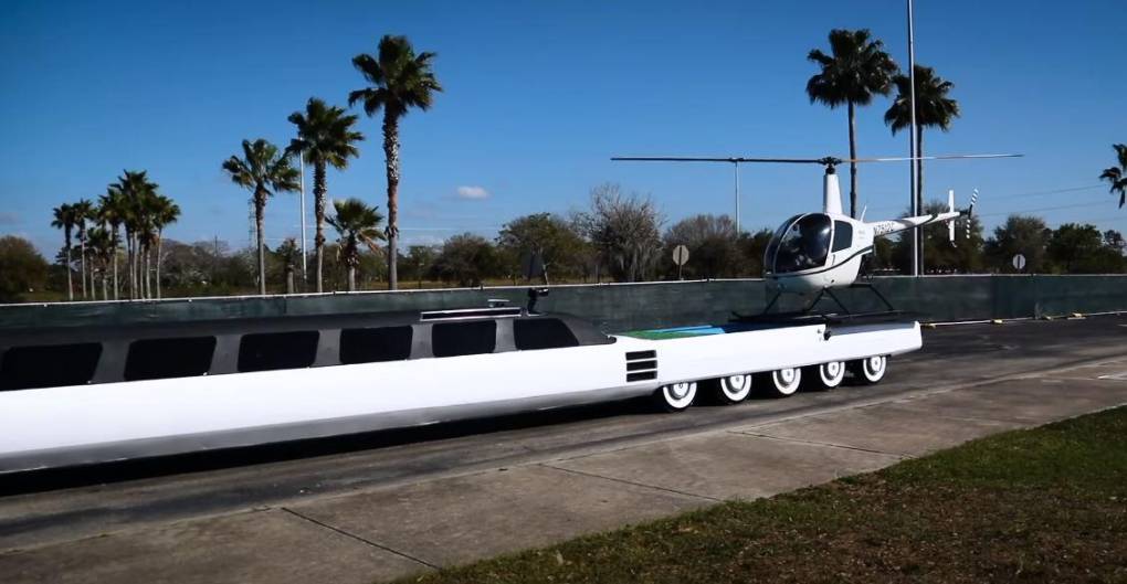 24 ruedas, piscina y helipuerto, así es el auto más largo del mundo