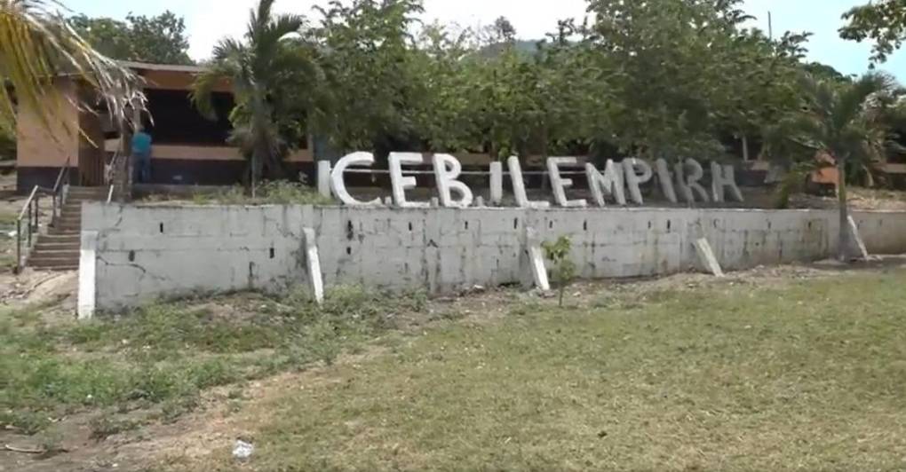 “Se desplomaban y no podían hablar”: temor en CEB Lempira de Santa Bárbara por inexplicable comportamiento de 12 alumnos