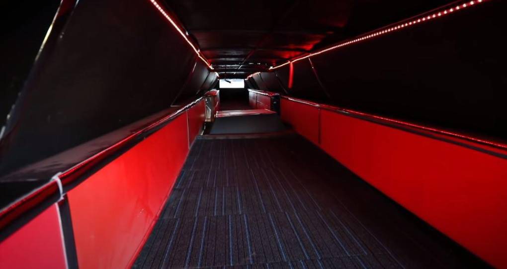 24 ruedas, piscina y helipuerto, así es el auto más largo del mundo