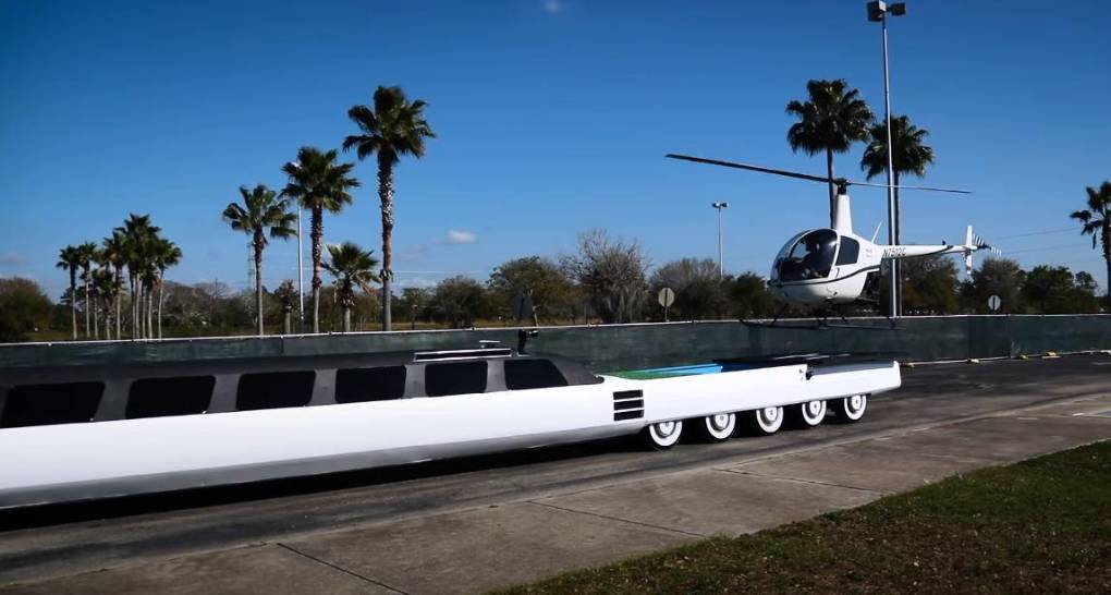 24 ruedas, piscina y helipuerto, así es el auto más largo del mundo