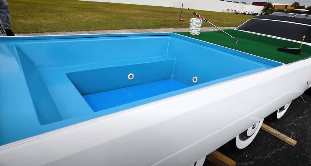 24 ruedas, piscina y helipuerto, así es el auto más largo del mundo