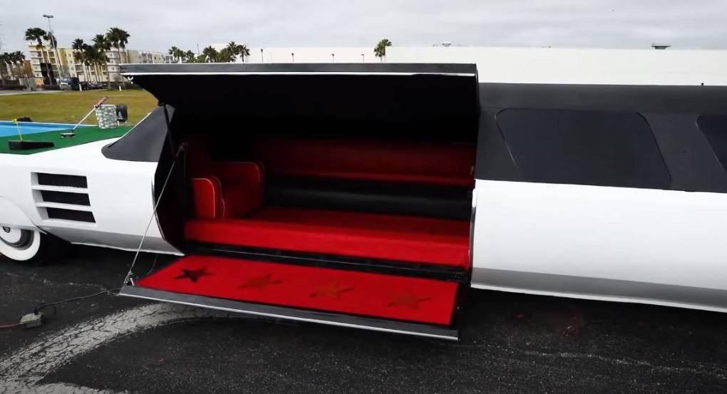 24 ruedas, piscina y helipuerto, así es el auto más largo del mundo