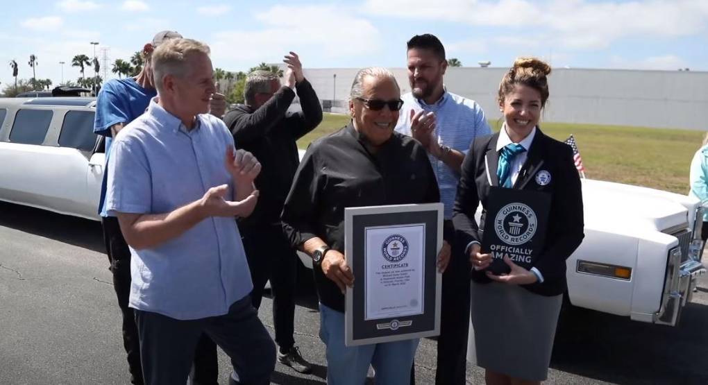 24 ruedas, piscina y helipuerto, así es el auto más largo del mundo