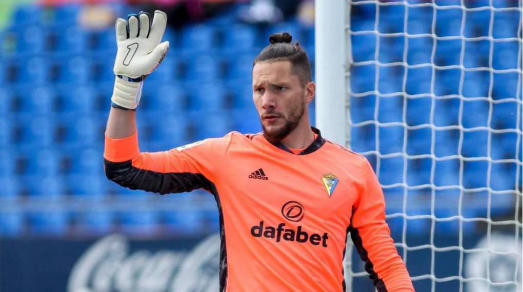 Fichajes: Real Madrid confirma baja y va por un defensor, Barcelona lanza oferta