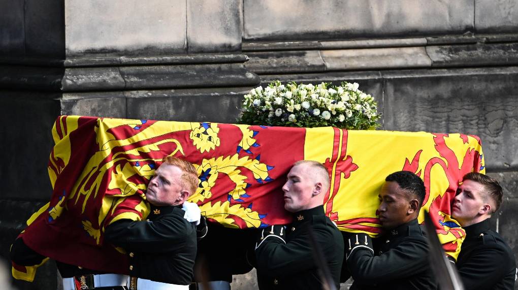 Sin celulares y vestir para la ocasión: Las estrictas reglas para desfilar ante el féretro de Isabel II