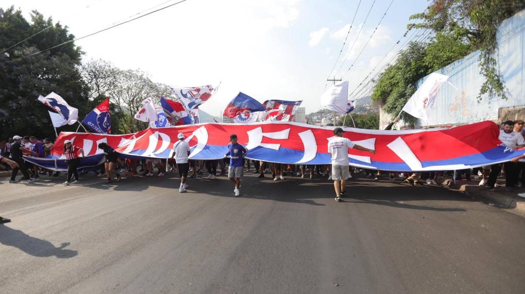 La majestuosa llegada de la Ultra Fiel para final de ida de Olimpia ante Marathón