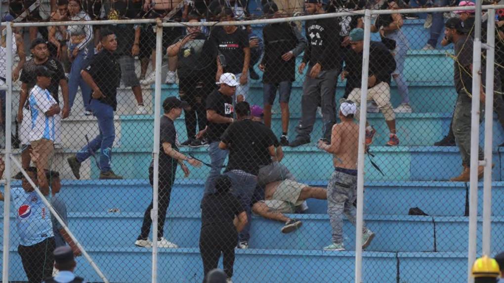 Aficionados de Motagua protagonizan pelea entre ellos en clásico capitalino