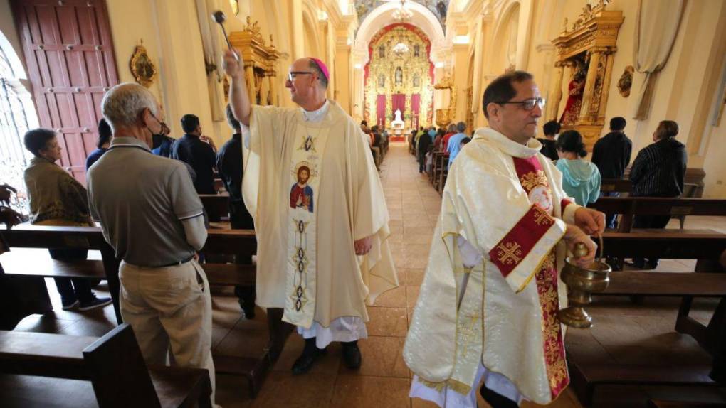 Con devoción y fe capitalinos asisten a la misa del Domingo de Resurrección
