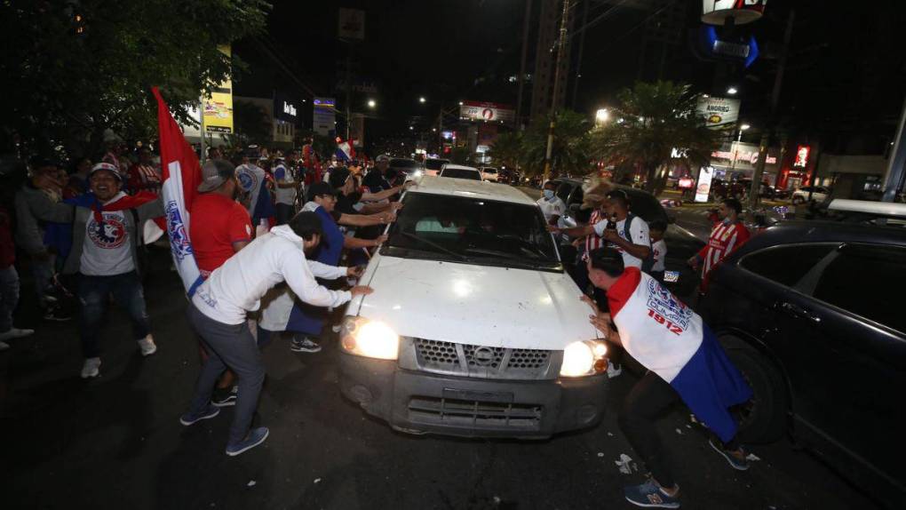 ¡Fiesta tricolor! Así celebró la afición del Olimpia la conquista de la copa 35